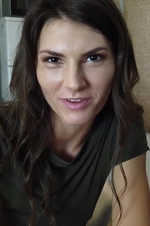 2023-08-27-naked-Sascha-eats-and-speaks-with-camera-man