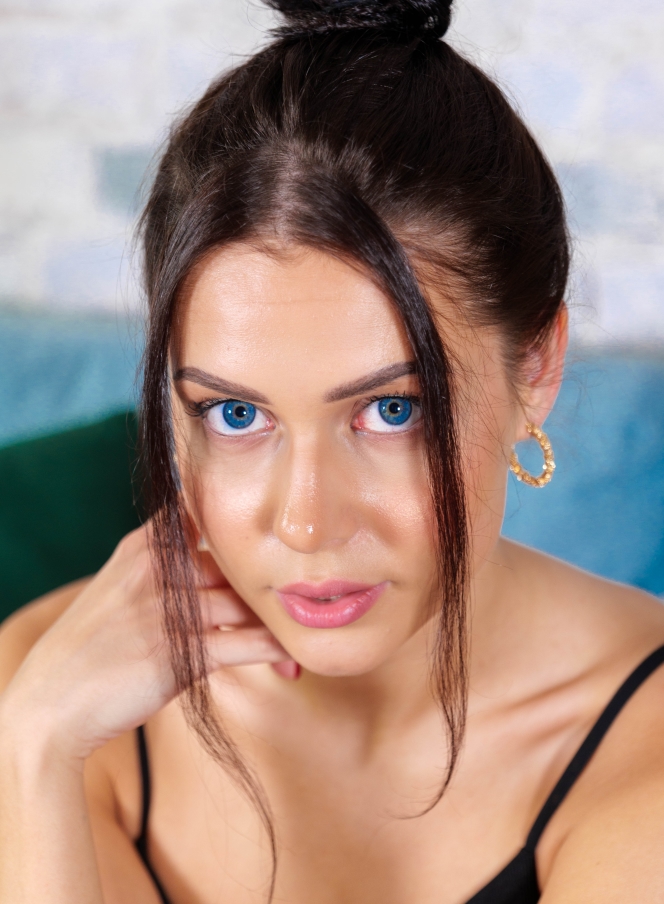 2024-03-31-New-babe-model-Francheska-naked-on-the-couch