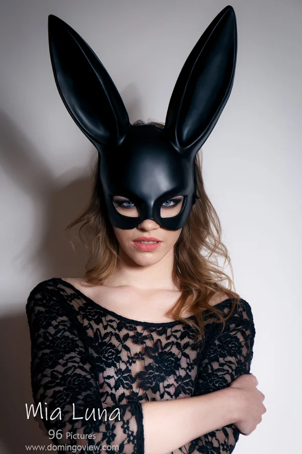 Mia Luna sexy zajec